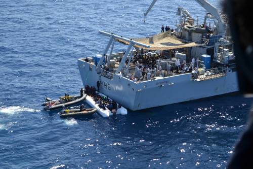 Sbarcati altri 3.700 immigrati: riprende l'invasione via mare