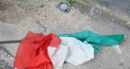 Povera Italia. Se c'è lo sconto la nostra bandiera ce la vende la Cina