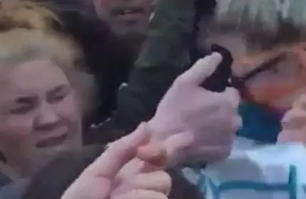 Spray urticante contro ragazza che contesta Trump