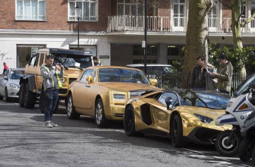 Londra, miliardario saudita con auto dorate al seguito