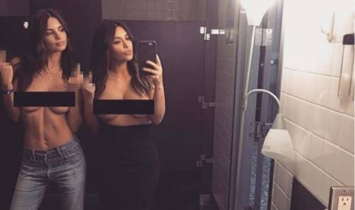 Kim Kardashian ed Emily Ratajkowski di nuovo nude in un selfie