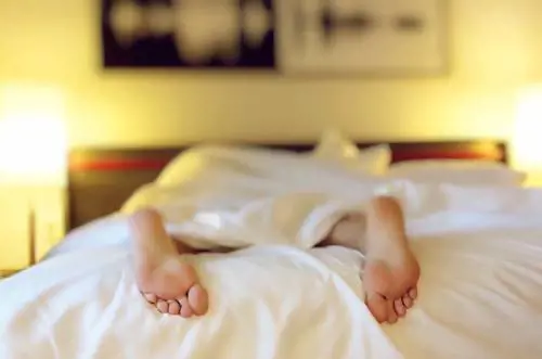 La scienza dà la ricetta del sonno perfetto: "Avete sempre sbagliato tutto"