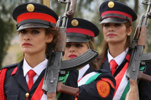 Rossetto e kalashnikov. Le donne terrore dell'Isis