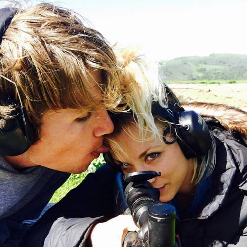 Kaley Cuoco, selfie con fucile su Instagram: critiche dai fan