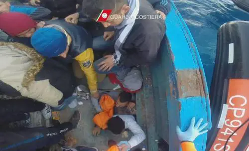 "Sconti per gruppi di migranti". Così gli scafisti ci colonizzano