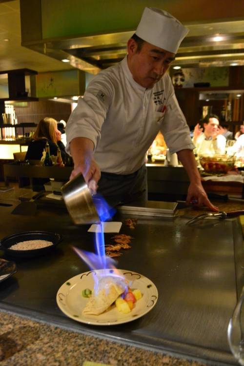 Lo spirito del tempo soffia sulla fiamma di un ristorante Teppanyaki