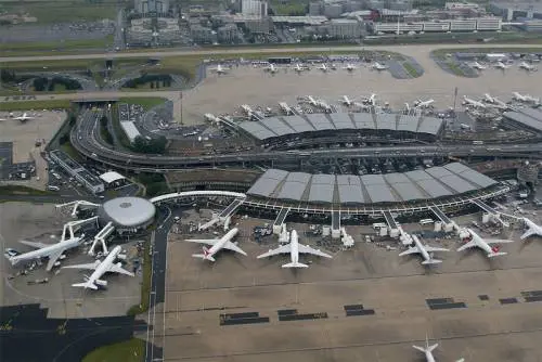 Bimbo di 8 anni in stato di fermo da 10 giorni all'aeroporto di Parigi