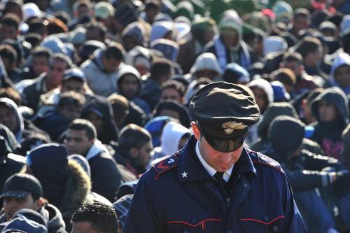 Rapporto segreto sugli sbarchi. "Così i trafficanti ci beffano"