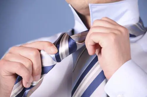 Quel nodo che ci ricorda di essere (veri) uomini