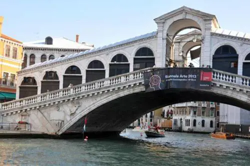 Spinto in acqua e deriso: ora l'uomo è in fin di vita
