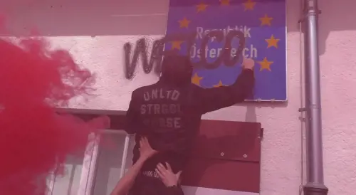 Al Brennero attivisti pro-migranti forzano il confine contro il muro dell'Austria