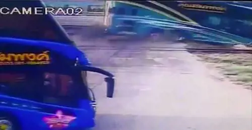 Spaventoso incidente in Thailandia: schianto tra pullman e treno
