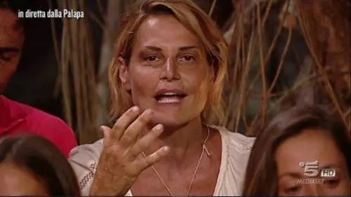 La Marcuzzi contro la Ventura: "Conduci tu da lì?"