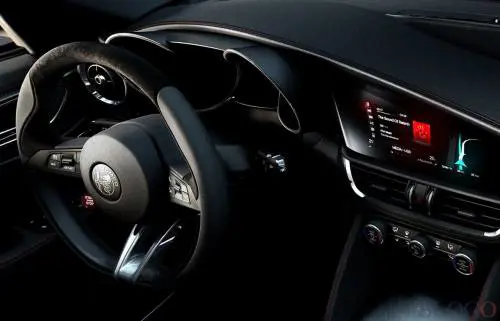 Alfa Romeo, le prime immagini del Suv