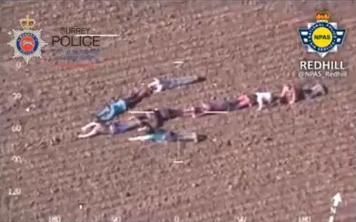 Una freccia umana per aiutare la polizia