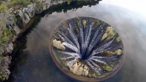 Il lago portoghese col buco: non è un’illusione e c’è un motivo