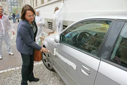 Rozza imbratta un'auto. Poi si scusa. Oggi lancia una campagna: "Sei un incivile"