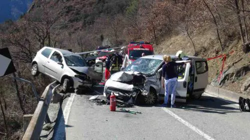 Patente, niente sospensione per chi telefona alla guida