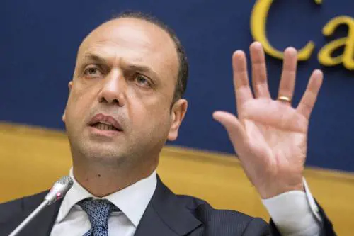 Alfano difende Vegas: "Il governo non attacchi autorità di garanzia"