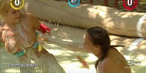 Isola dei famosi, Paola Caruso e Gracia de Torres nude durante la lotte nel fango