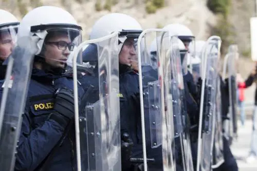 Una giornata contro i confini: tensioni al Brennero