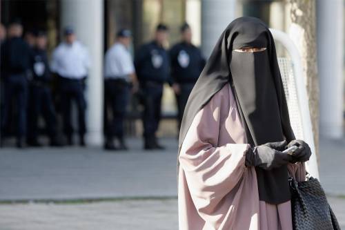 La svolta anti-islamica del Canton Ticino: niente burqa dal 1° luglio