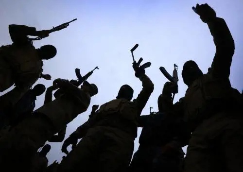 "Terroristi tra profughi". Si sveglia pure Frontex