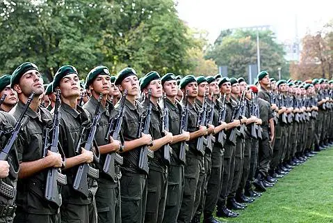 Scacco matto alla Nato: asse tra Mosca e l'Austria