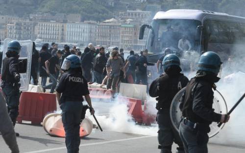 Lancio di sassi e agenti feriti nel corteo anti-Renzi a Napoli