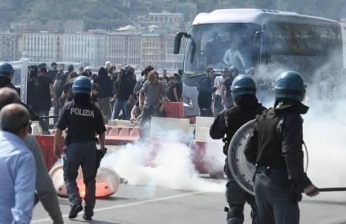 Bagnoli, lo scontro tra manifestanti e polizia