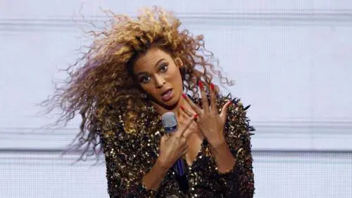 Beyoncé sola e abbandonata sui binari del treno