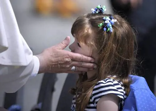 Lizzy abbraccia il Papa prima di diventare cieca