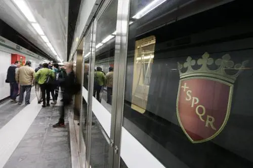 Roma, "Ho aspettato troppo". Passeggero aggredisce la macchinista