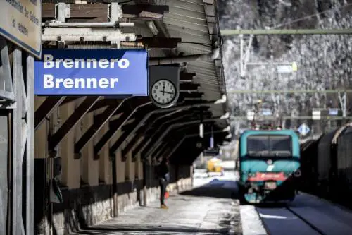 "300mila migranti sulla rotta verso l'Italia" E Vienna chiuderà le frontiere