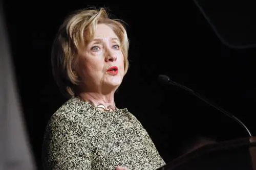 Ombre pure su Hillary. E Cameron fa "outing"