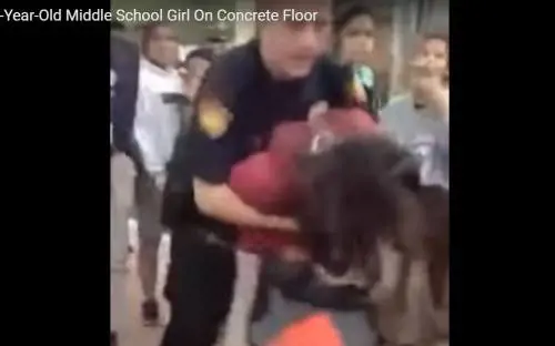 Usa, poliziotto atterra e ammanetta 12enne a scuola