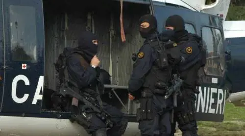 "Voleva tagliare la testa agli italiani". Espulso marocchino di 32 anni