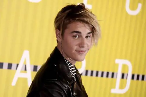 Justin Bieber cade rovinosamente dal palco