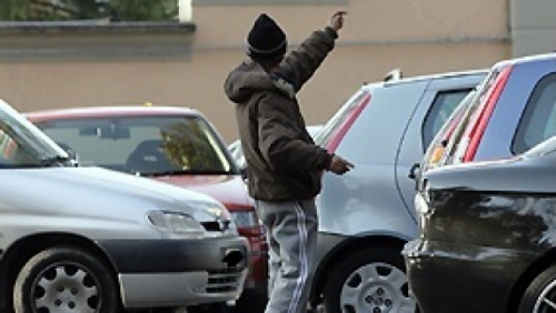 Parcheggiatore abusivo minaccia passanti e aggredisce carabinieri