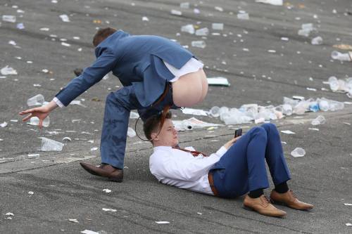 Alcol, follia e scollature trash. Ecco il Grand National Horse Racing festival