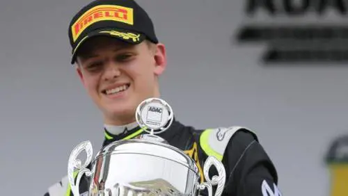 La confessione di Schumacher Jr "Papà idolo e modello. Sogno il titolo F1"