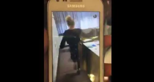 La prof mostra il seno