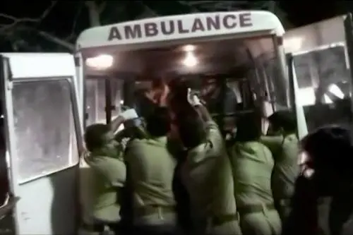 India, bambina di 11 anni  si taglia la lingua per darla in dono al dio indù Shiva