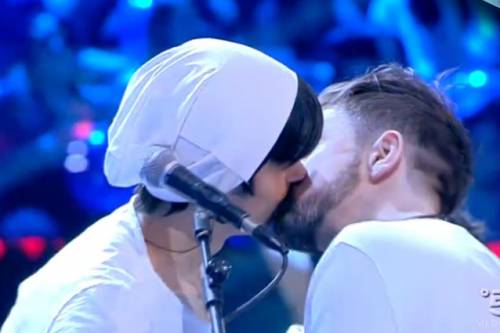 Bacio gay ad "Amici"