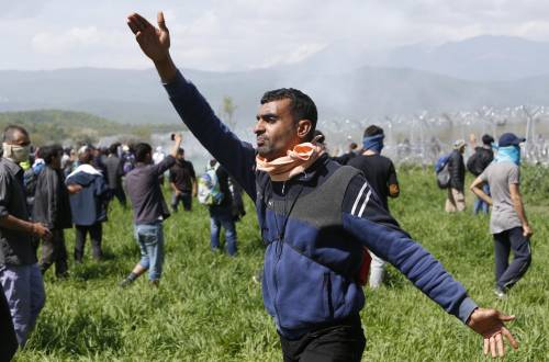 Migranti assaltano il confine: scontri e feriti in Macedonia