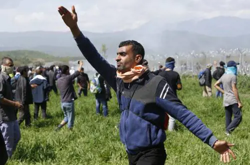 Migranti assaltano il confine: scontri e feriti in Macedonia