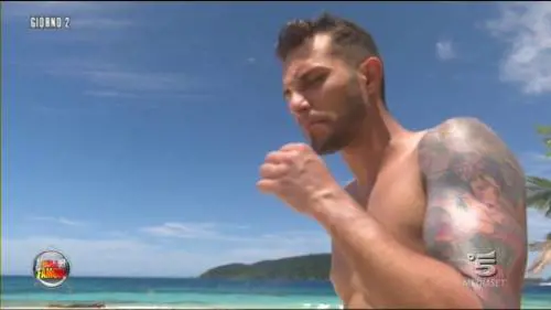 Effusioni bollenti all'Isola tra Marco Carta e Jonas Berami