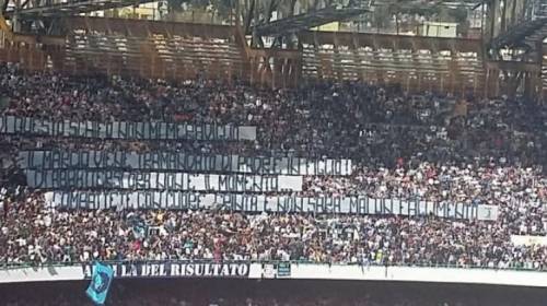 Lo striscione dei tifosi del Napoli contro la Juventus