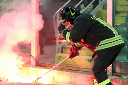 Alta tensione al Barbera: Palermo-Lazio sospesa più volte