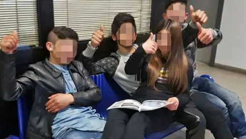 Ladri rom arrestati e rilasciati. Sfottono la polizia con una foto